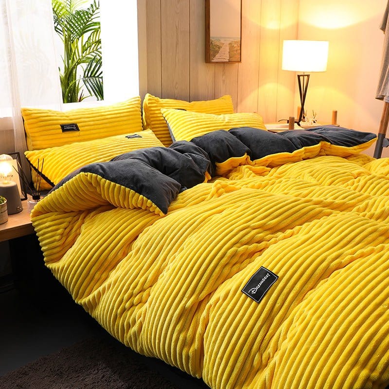 Housse de couette en velours jaune sur un lit moderne