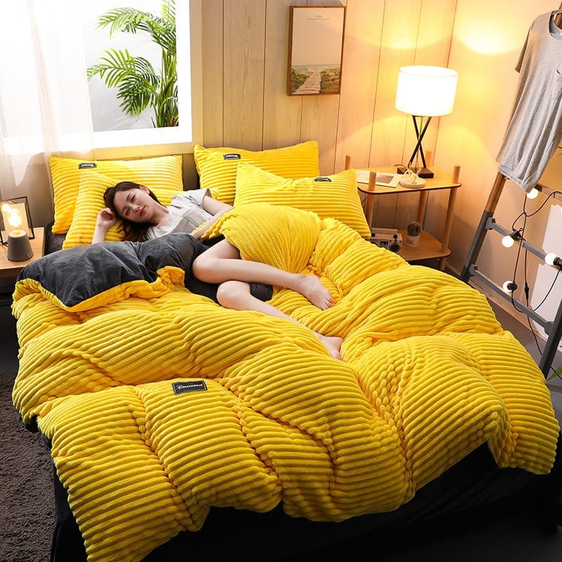 Drap-housse en velours jaune avec texture douce et lisse