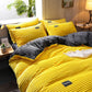 Taies d'oreiller en velours jaune assorties sur un lit