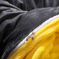 Détail du tissu en velours jaune montrant sa douceur