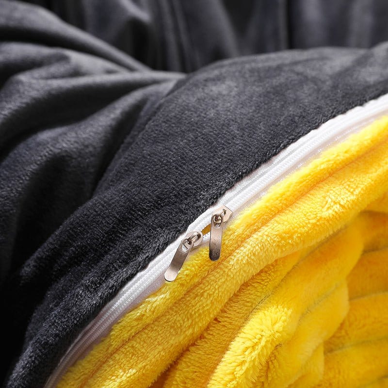 Détail du tissu en velours jaune montrant sa douceur