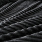 Taies d'oreiller en velours noir sur un lit bien fait