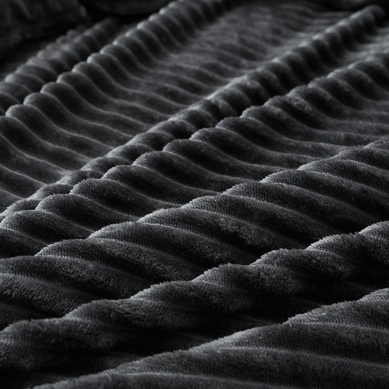 Taies d'oreiller en velours noir sur un lit bien fait