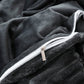 Drap-housse en velours noir ajusté sur le matelas