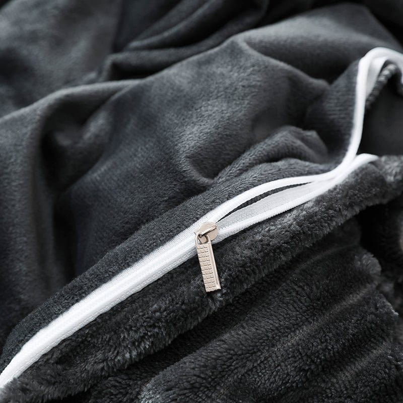 Drap-housse en velours noir ajusté sur le matelas