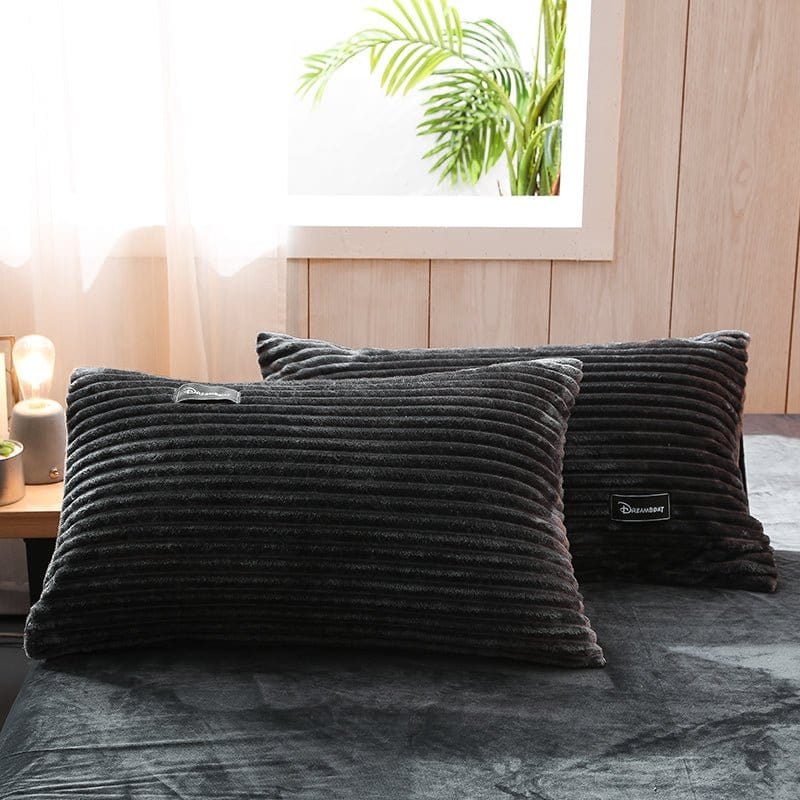 Velours noir élégant et doux pour une chambre moderne