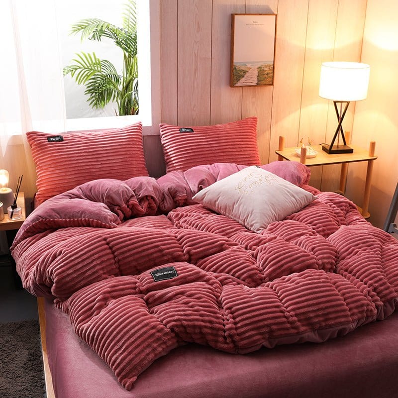 Détail du drap-housse en velours rose, ajustement parfait sur le matelas