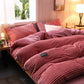 Zoom sur la texture douce du velours rose de la parure