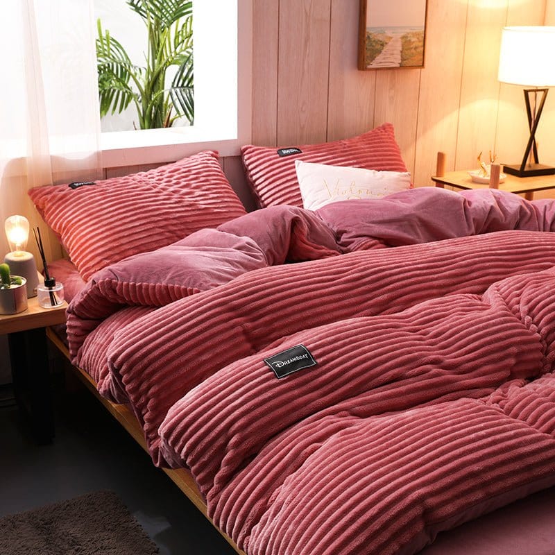 Zoom sur la texture douce du velours rose de la parure