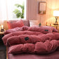 Vue d'ensemble de la chambre avec parure de lit en velours rose