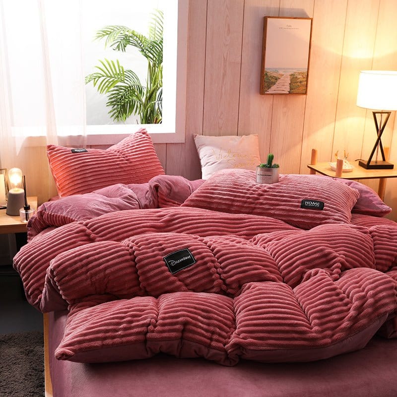 Vue d'ensemble de la chambre avec parure de lit en velours rose