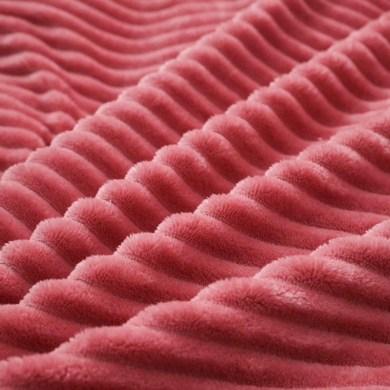 Gros plan sur la taie d'oreiller en velours rose assortie
