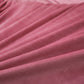 Lit avec parure en velours rose, ambiance moderne et élégante