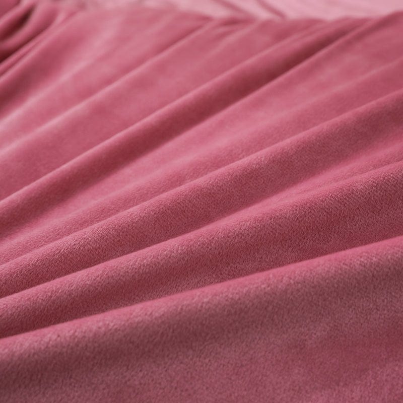 Lit avec parure en velours rose, ambiance moderne et élégante