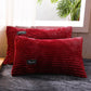 Lit en velours rouge avec drap-housse et taies assorties