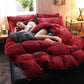 Gros plan sur la texture douce du velours rouge du drap-housse