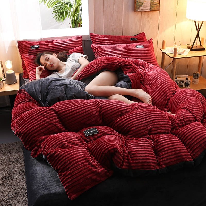 Gros plan sur la texture douce du velours rouge du drap-housse