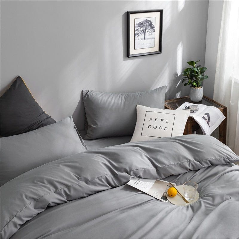 Ensemble de lit gris clair installé sur un lit double