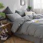 Zoom sur la texture douce et confortable du tissu gris