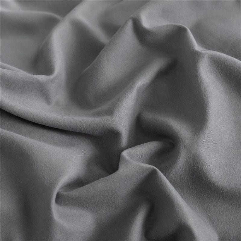 Détail du design coordonné de l'ensemble de lit gris