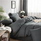 Présentation des draps gris dans une chambre élégante et moderne