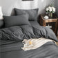 Focus sur la douceur du tissu gris au toucher