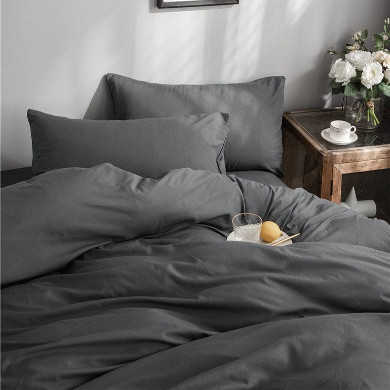 Vue latérale du drap-housse gris bien ajusté sur le matelas