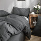 Taies d'oreiller grises avec un motif subtil sur un lit