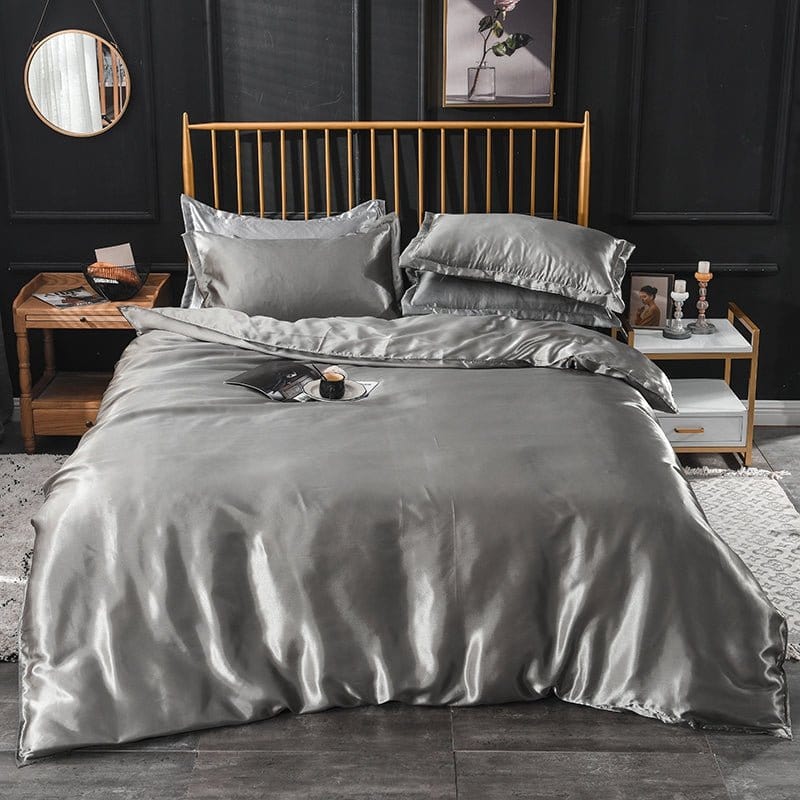 Parure de lit grise satinée, apportant une touche chic à la chambre