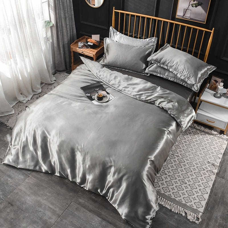 Texture lisse et brillante du polyester satin sur le lit