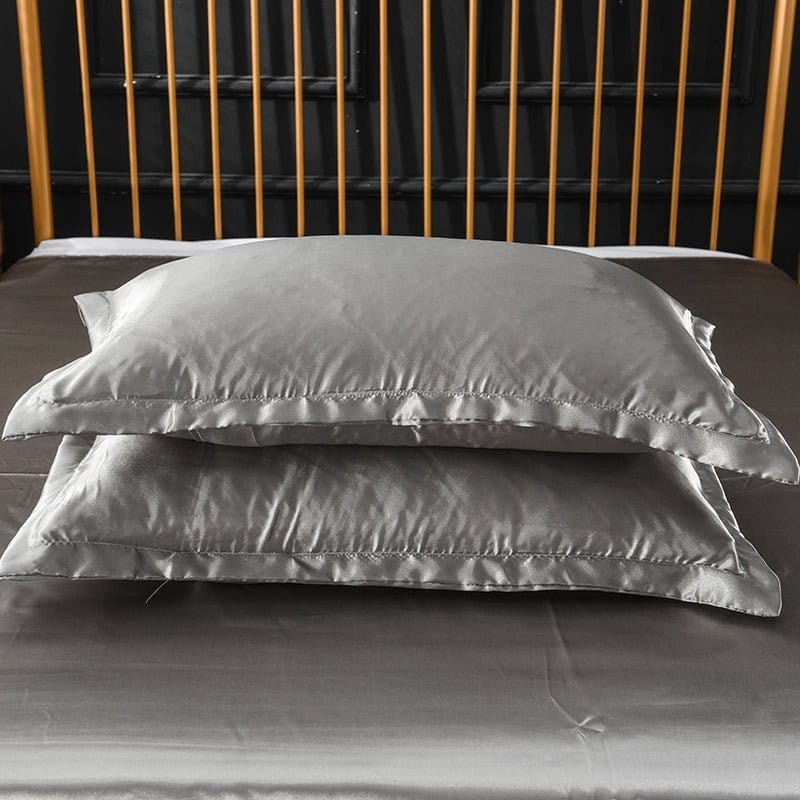 Détail des coutures et finitions de la parure de lit satinée