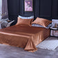 Drap housse marron en polyester satiné sur un lit