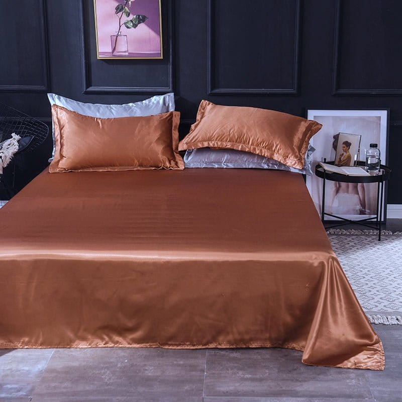 Vue rapprochée du tissu satiné marron du drap housse