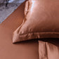 Vue d'ensemble de la parure de lit marron satinée