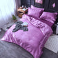 Chambre élégante avec parure de lit mauve satinée