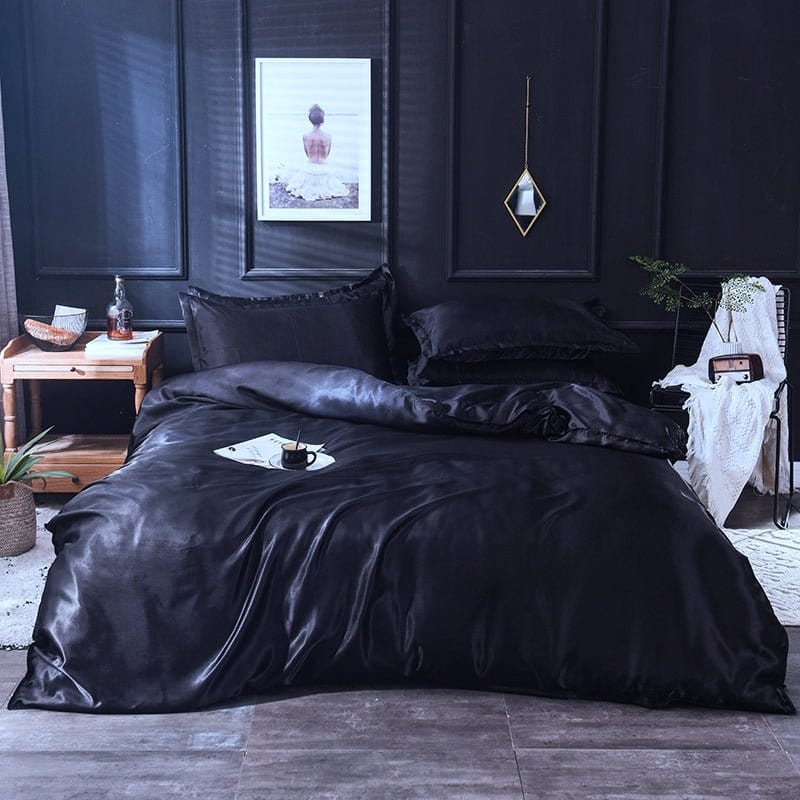Vue latérale du lit avec parure noire en satin polyester