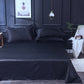 Vue rapprochée du tissu satiné noir de la housse de couette