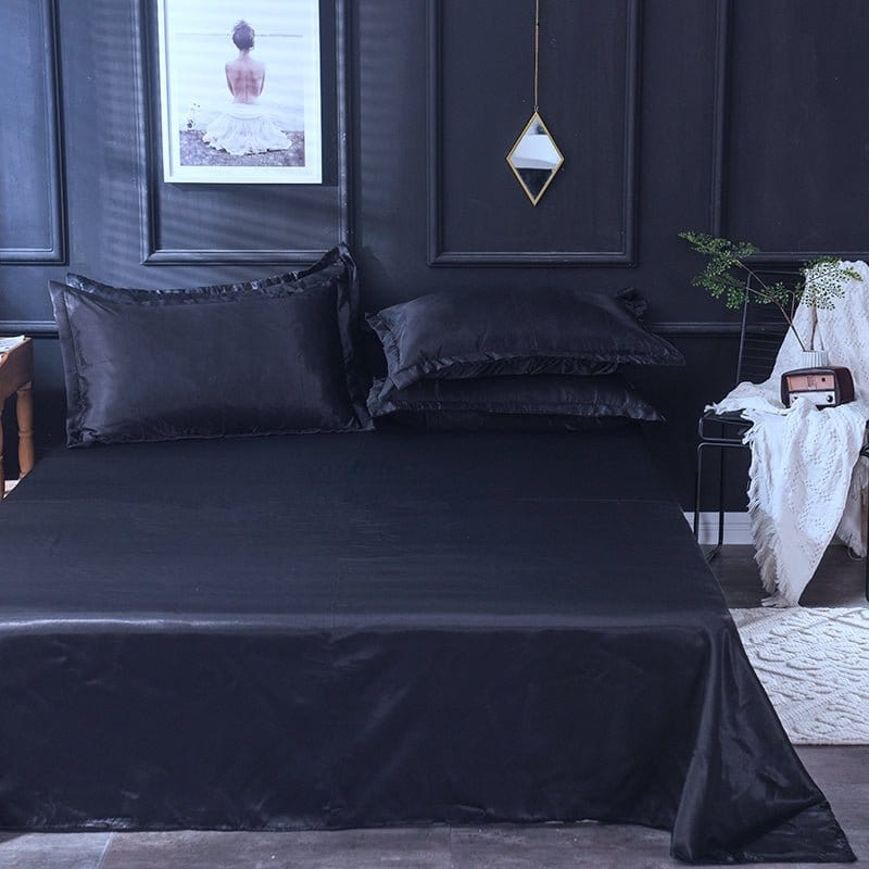 Vue rapprochée du tissu satiné noir de la housse de couette