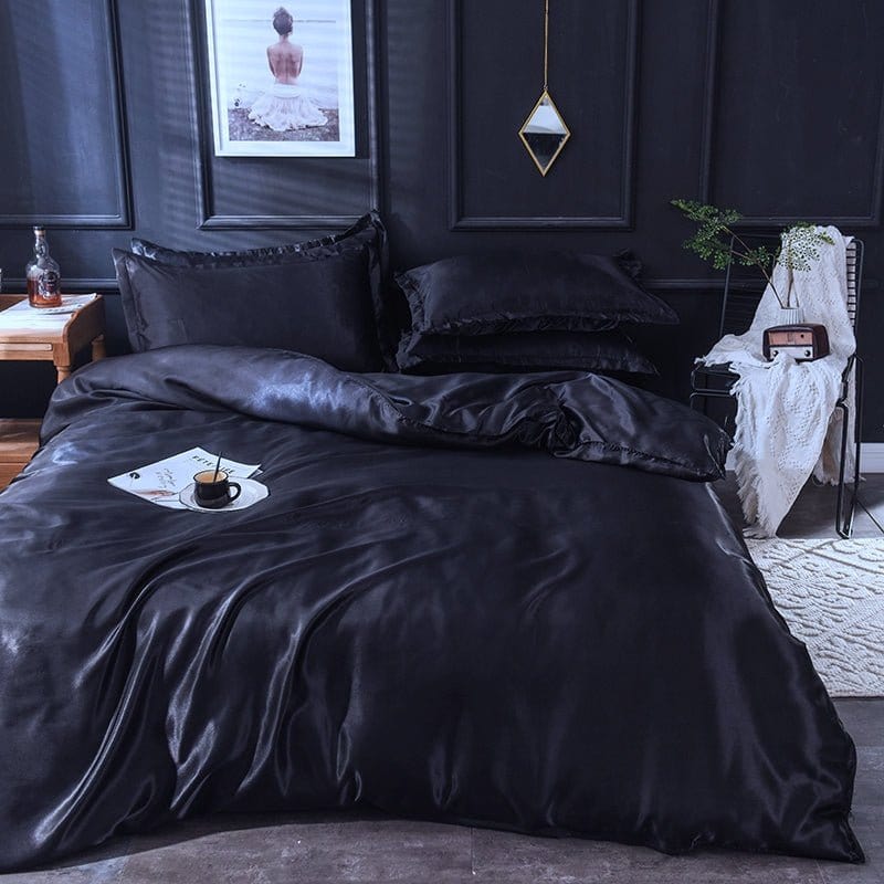 Parure de lit noire sur un lit, montrant sa texture lisse