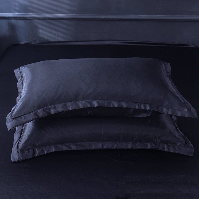 Vue d'ensemble de la chambre avec parure de lit noire satinée