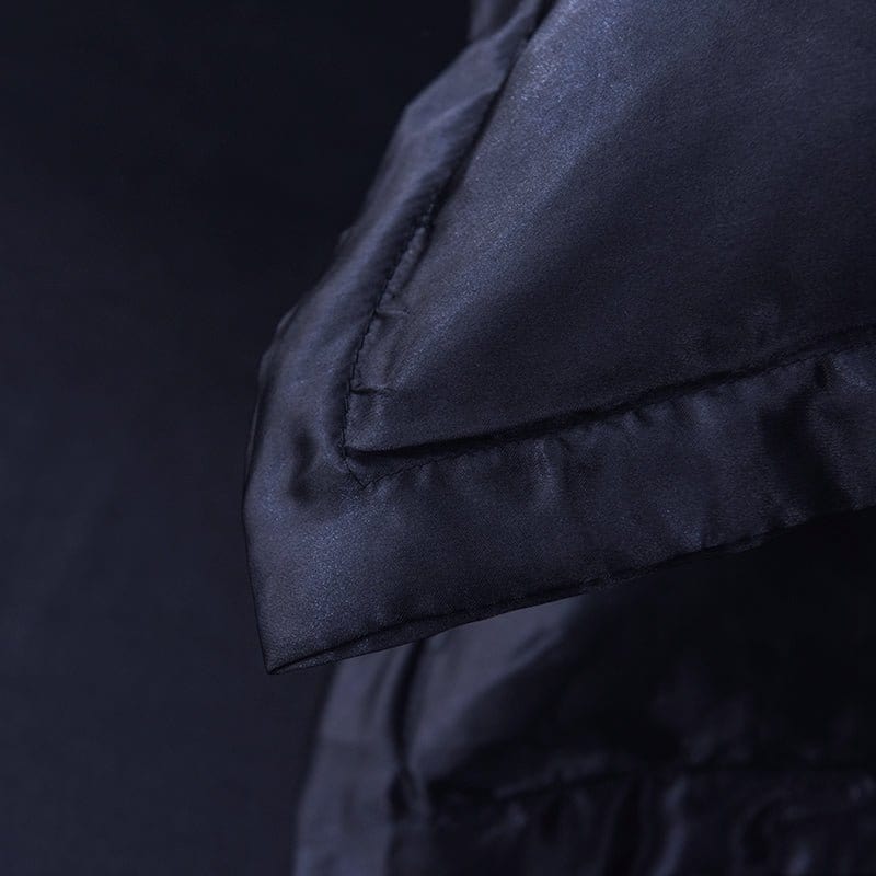 Texture brillante du satin polyester noir en gros plan