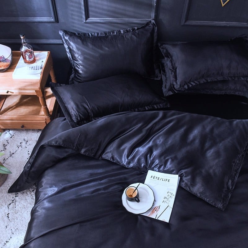 Zoom sur les plis naturels du tissu satiné noir