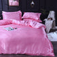 Détail des taies d'oreiller assorties en satin polyester