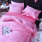 Texture lisse et brillante du drap housse en satin