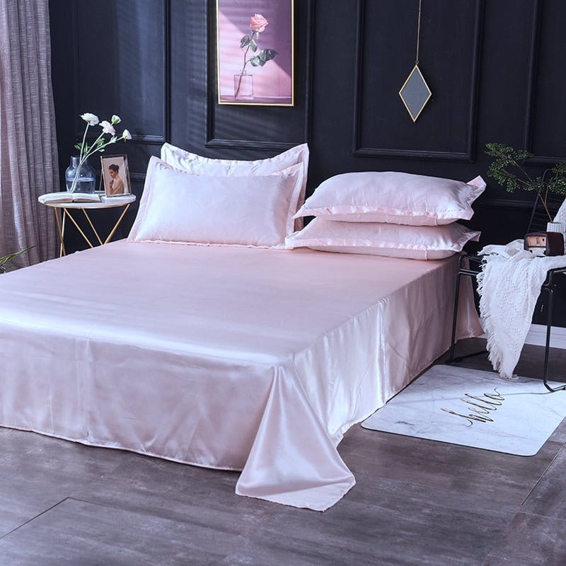 Vue rapprochée du tissu satiné rose clair, mettant en avant sa douceur