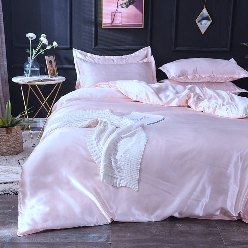 Détail de la housse de couette satinée, montrant la texture lisse