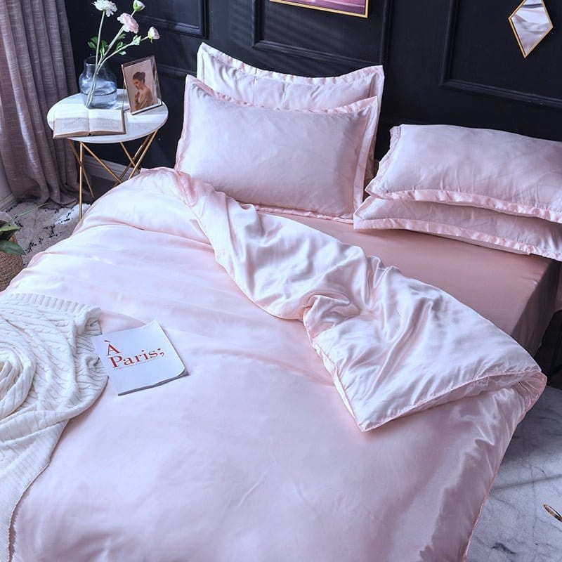 Texture satinée du drap de lit rose clair en gros plan