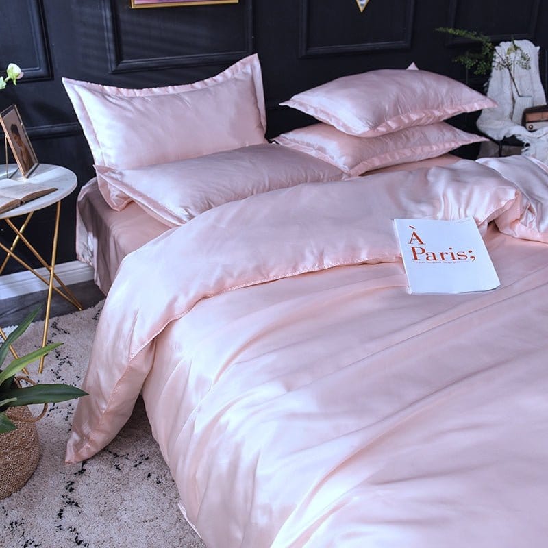 Gros plan sur la couture fine de la parure de lit satinée