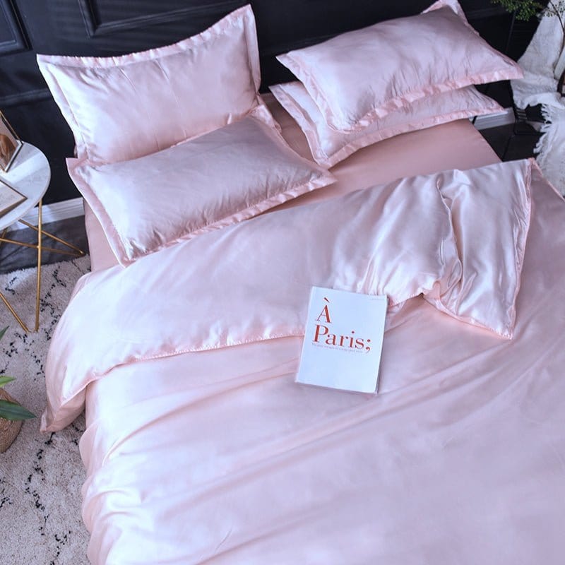 Vue d'ensemble de la parure de lit satinée sur un lit double