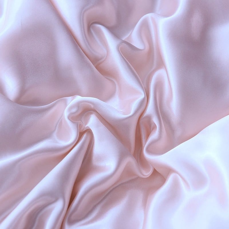 Parure de lit satinée rose clair, idéale pour une chambre élégante